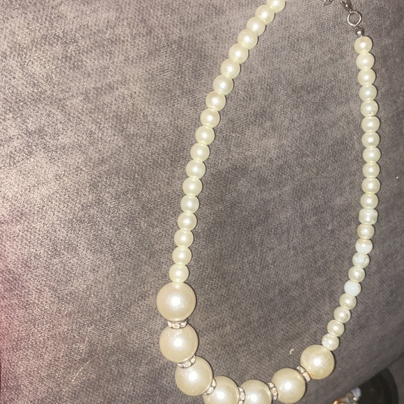 Beautiful faux pearl and rhinestone choker - Picture 2 of 4